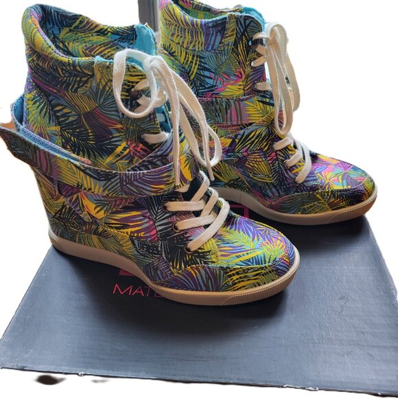 Material Girl Wedge Sneaker NWOT Size 7 Tropical Print Wedge Sneaker - Picture 2 of 12